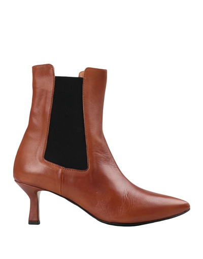 L'arianna Ankle Boots In Brown