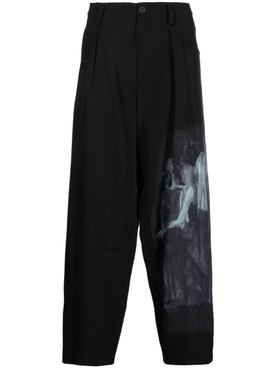 Yohji Yamamoto Illustration-style Print Trousers In Schwarz