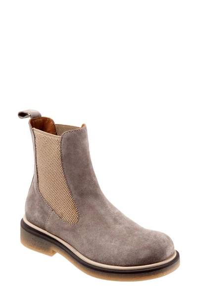 Bueno Wanda Chelsea Boot In Taupe Suede