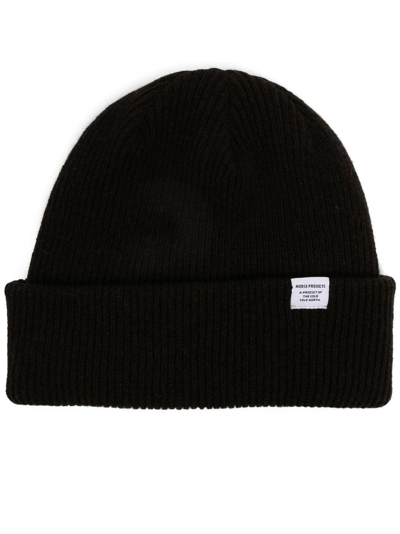 Norse Projects Logo-patch Ribbed-knit Beanie In Black