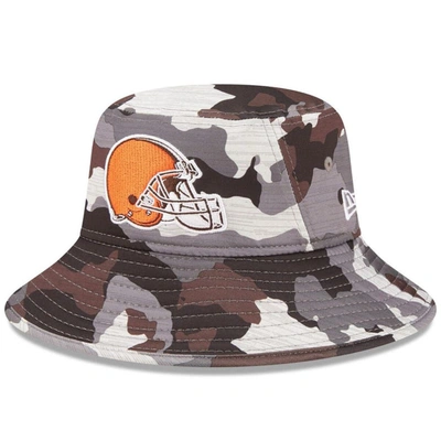 NEW ERA NEW ERA CAMO CLEVELAND BROWNS 2022 NFL TRAINING CAMP OFFICIAL BUCKET HAT