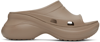 Balenciaga Sandali Bassi Pool Crocs Da Donna In Beige In 2500 Beige
