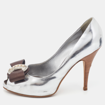 Pre-owned Giuseppe Zanotti Silver/brown Leather Bow Crystal Embellished Peep Toe Pumps Size 37.5