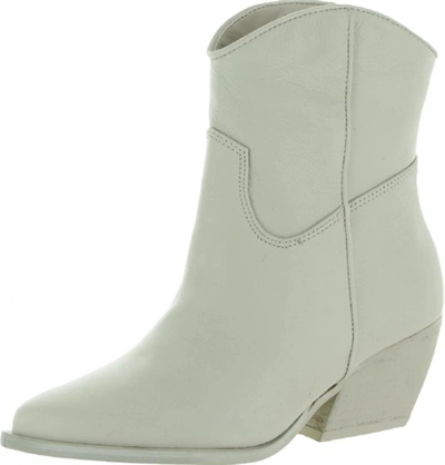 Pre-owned Steve Madden Women's Wolfer Fashion Boot In White Leather