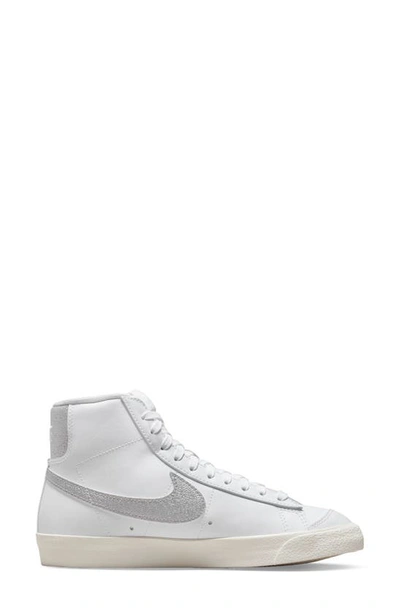 Nike Blazer Mid '77 Se Sneaker In White/ Silver/ Sail