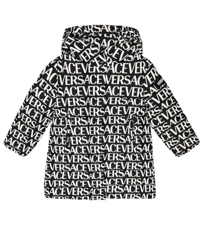 Versace Logo Printed Down Jacket In Nero+bianco