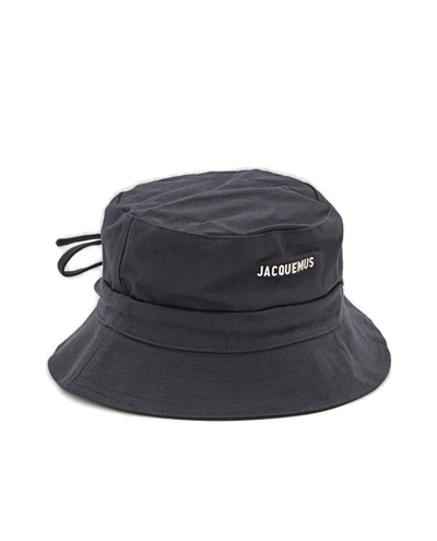 Jacquemus Logo Lettering Bucket Hat In Black
