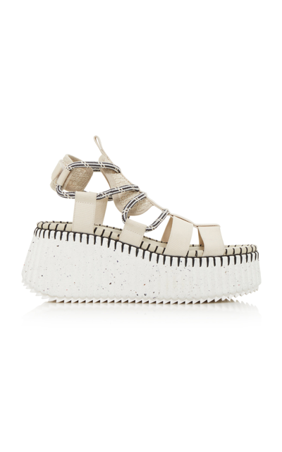 Chloé Nama 80mm Wedge Sandals In Pearly Grey