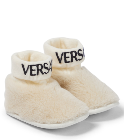 Versace Babies' Logo-trim Shearling Pre-walkers In White