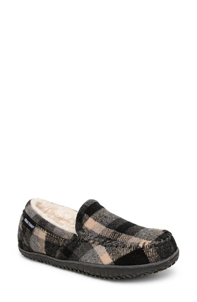 Minnetonka Tempe Moccasin Slipper In Black-grey Plaid