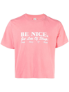 SPORTY AND RICH BE NICE PRINT CROPPED T-SHIRT