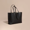 BURBERRY The Medium Reversible Tote in Haymarket Check and Leather,40496351