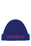 VETEMENTS VETEMENTS LOGO EMBROIDERED KNITTED BEANIE
