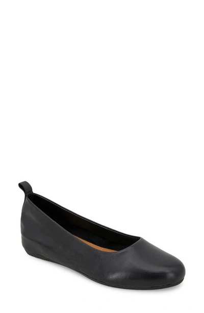 Andre Assous Nieve Featherweight Demi Wedge Flat In Black