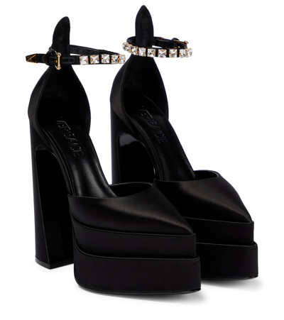 Versace Aevitas Pointy Satin Platform Pumps In Nero-oro