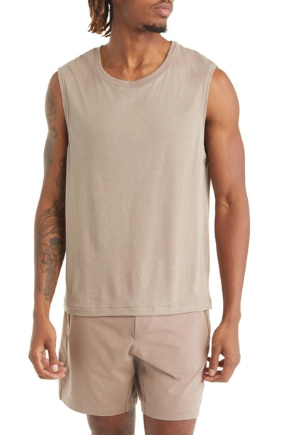 Alo Yoga The Triumph Sleeveless T-shirt In Gravel