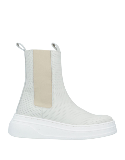 Nila & Nila Ankle Boots In White