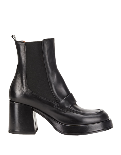 Lemaré Ankle Boots In Black