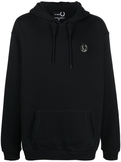 Fred Perry Patch-detail Long-sleeve Hoodie In Schwarz