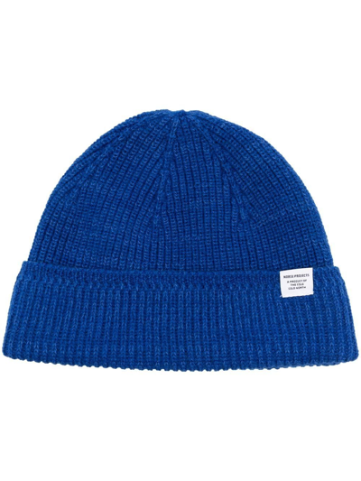 Norse Projects Logo-patch Knitted Beanie In Blue