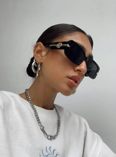 Princess Polly Solano Sunglasses In Black