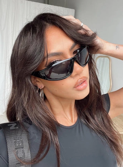 Princess Polly Mora Sunglasses In Black