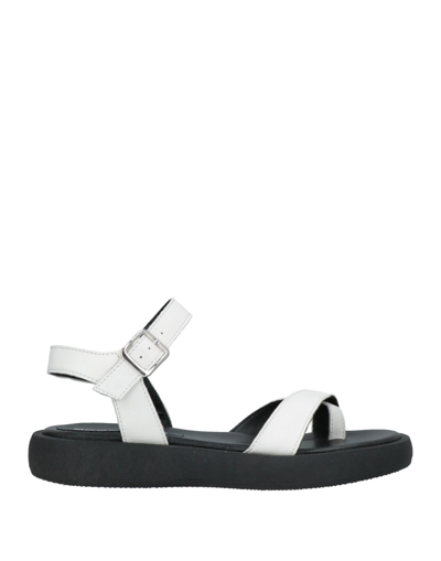 Oroscuro Toe Strap Sandals In White