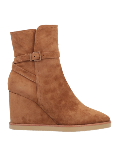 Lola Cruz Ankle Boots In Beige