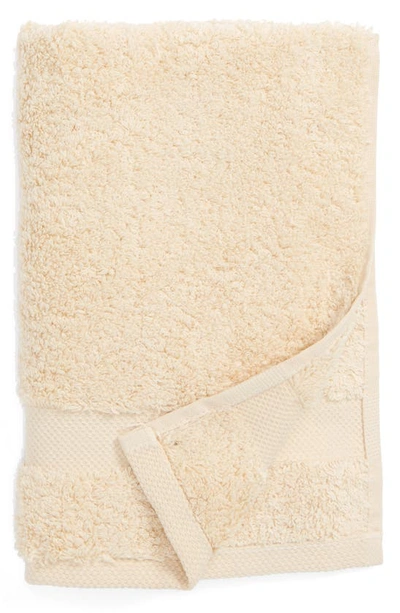 Matouk Lotus Fingertip Towel In Champagne
