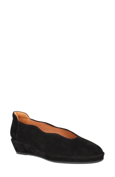 L'amour Des Pieds Bellara Round Toe Pump In Black