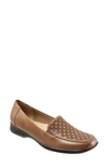 TROTTERS 'JENN' LASER CUTOUT LOAFER