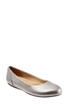Softwalk Sonoma Flat In Platinum Leather