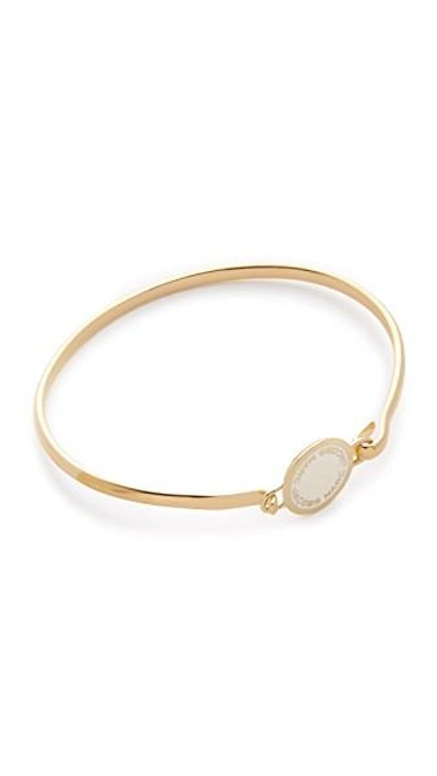 Marc Jacobs Enamel Logo Disc Hinge Bracelet In Gold/cream