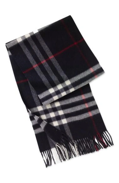 Burberry The Large Classic Cashmere Scarf In Check In Navy