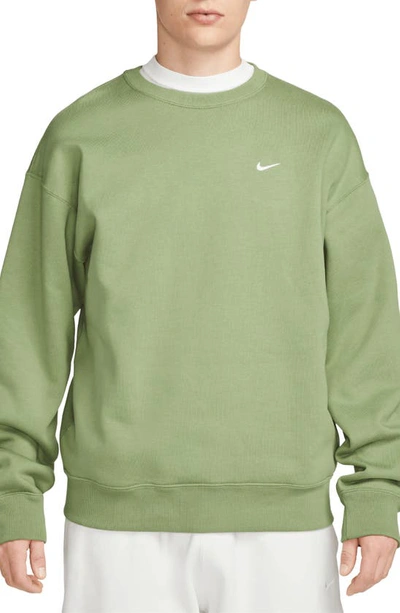 Nike Solo Swoosh Crewneck Sweatshirt Green In Grün