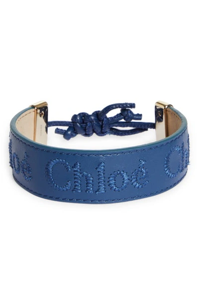 Chloé Woody Leather Bracelet In 477 Deep Denim