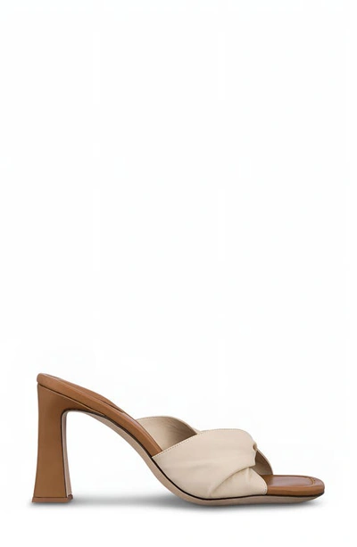 Frame Le Carver Slide Sandal In Bone