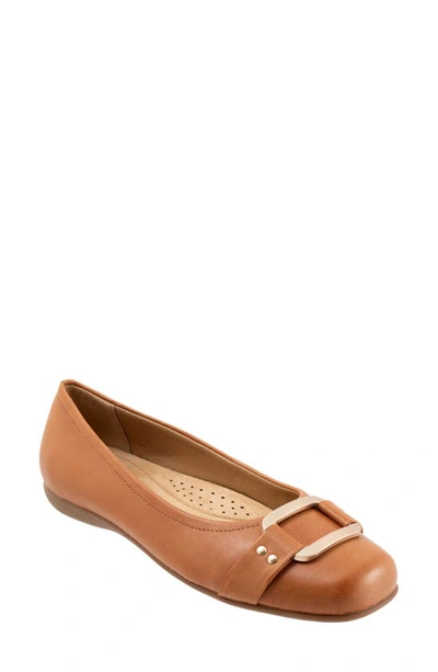 Trotters Extra Wide Width Sizzle Flat In Brown