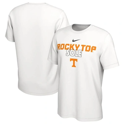NIKE WHITE TENNESSEE VOLUNTEERS 2023 ON COURT BENCH T-SHIRT