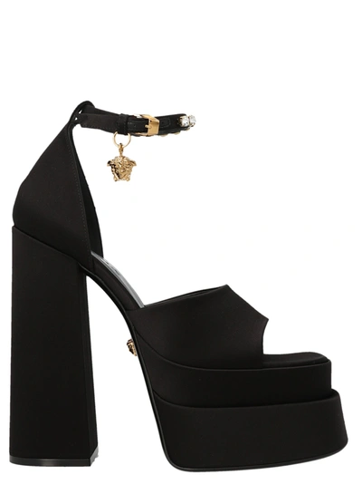 Versace 美杜莎吊饰水台式高跟凉鞋 In 1b00v Black