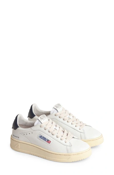 Autry Medalist Low Woman Sneakers In Mixed Colours