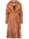 Chloé Belted Shearling Coat In Beigerose/