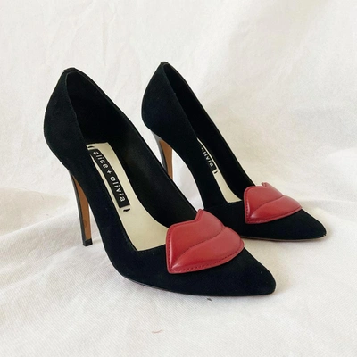 Pre-owned Alice And Olivia Alice + Olivia Darra Lips Suede Pumps, 35 In Used / 35 / Black