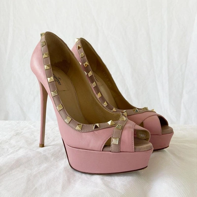 Pre-owned Valentino Garavani Valentino Pink Rockstud Crisscross Platform Pumps In Used / 38.5 / Pink