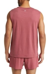 Alo Yoga The Triumph Sleeveless T-shirt In Mars Clay
