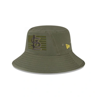 NEW ERA NEW ERA  GREEN ST. LOUIS CARDINALS 2023 ARMED FORCES DAY BUCKET HAT