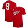 MITCHELL & NESS MITCHELL & NESS GORDIE HOWE RED DETROIT RED WINGS CAPTAIN PATCH NAME & NUMBER T-SHIRT