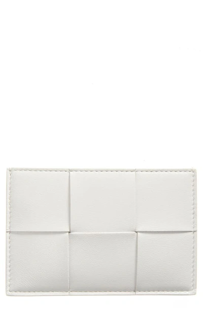 Bottega Veneta Cassette Intrecciato Leather Cardholder In Chalk Silver