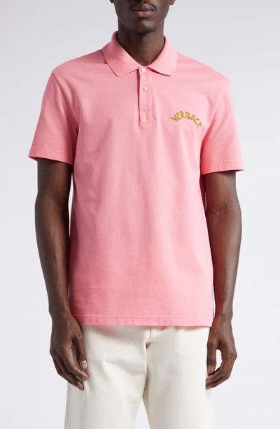 Versace Seashell Baroque Logo Cotton Piqué Polo In 1pn50-pastel Pink