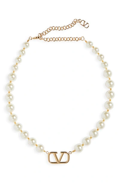Valentino Garavani Vlogo Signature Imitation Pearl Choker Necklace In Oro/ Cream